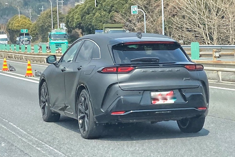 Hiện thông số kỹ thuật của mẫu xe SUV Toyota Crown Sport 2024 vẫn chưa được hãng công bố. Tuy nhiên, theo bản concept ra mắt vào năm ngoái, xe sở hữu kích thước dài x rộng x cao lần lượt là 4.710 x 1.880 x 1.560 mm và chiều dài cơ sở 2.770 mm.