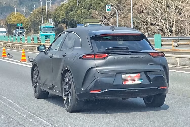 Hiện thông số kỹ thuật của mẫu xe SUV Toyota Crown Sport 2024 vẫn chưa được hãng công bố. Tuy nhiên, theo bản concept ra mắt vào năm ngoái, xe sở hữu kích thước dài x rộng x cao lần lượt là 4.710 x 1.880 x 1.560 mm và chiều dài cơ sở 2.770 mm.