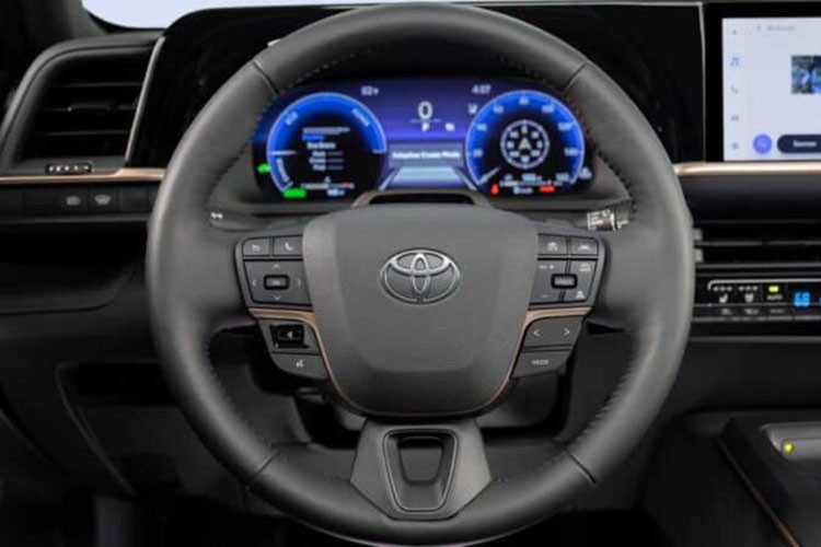 Ngoài ra, xe còn có tem chữ nổi "Crown" trên cửa cốp, khe gió nằm dọc khá dài ở hai góc đuôi xe và cản sau sơn màu đen bóng. Đặc biệt, Toyota Crown Sport còn dùng logo hình vương miện đặc trưng của dòng Crown trên đầu xe. Trong khi đó, ở phía sau, xe dùng logo khá nhỏ của hãng Toyota.