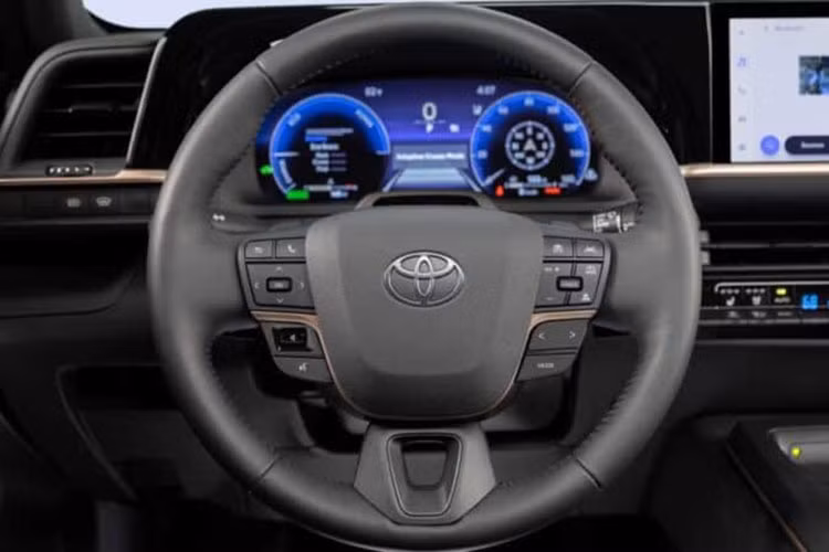 Ngoài ra, xe còn có tem chữ nổi "Crown" trên cửa cốp, khe gió nằm dọc khá dài ở hai góc đuôi xe và cản sau sơn màu đen bóng. Đặc biệt, Toyota Crown Sport còn dùng logo hình vương miện đặc trưng của dòng Crown trên đầu xe. Trong khi đó, ở phía sau, xe dùng logo khá nhỏ của hãng Toyota.