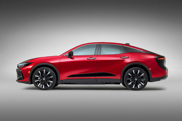 Tuy nhiên, hiện tại, mới chỉ có mẫu Toyota Crown Crossover 2023 mới được bán ra tại 40 thị trường toàn cầu. Tạm thời đây cũng là phiên bản duy nhất đã được công bố thông số. Các phiên bản còn lại dự kiến sẽ lần lượt được “vén màn” trong năm nay. 