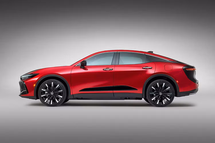 Tuy nhiên, hiện tại, mới chỉ có mẫu Toyota Crown Crossover 2023 mới được bán ra tại 40 thị trường toàn cầu. Tạm thời đây cũng là phiên bản duy nhất đã được công bố thông số. Các phiên bản còn lại dự kiến sẽ lần lượt được “vén màn” trong năm nay. 