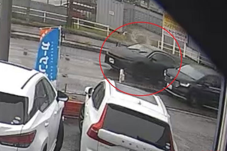 Mới đây, nhiều người khá bất ngờ khi bắt gặp một chiếc xe SUV Toyota trong tình trạng che chắn kín mít đang di chuyển trên đường phố. Dù vậy, không khó để nhận ra, đây chính là chiếc Toyota Crown Sport 2024 mới bởi xe có nhiều đường nét giống với phiên bản concept được trưng bày tại Nhật Bản vào năm ngoái.