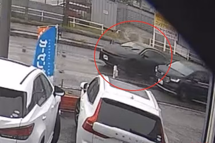 Mới đây, nhiều người khá bất ngờ khi bắt gặp một chiếc xe SUV Toyota trong tình trạng che chắn kín mít đang di chuyển trên đường phố. Dù vậy, không khó để nhận ra, đây chính là chiếc Toyota Crown Sport 2024 mới bởi xe có nhiều đường nét giống với phiên bản concept được trưng bày tại Nhật Bản vào năm ngoái.