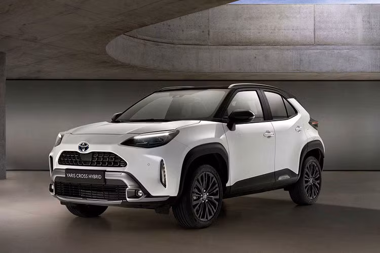 Trước đó, theo nguồn tin của trang OtoDriver, Yaris Cross 2024 dành cho thị trường đang nổi sẽ do Toyota sản xuất tại Indonesia thay vì thương hiệu Daihatsu. Dự kiến, mẫu xe này sẽ được lắp ráp cùng với người anh em Toyota Veloz nên rất có thể sẽ về Việt Nam trong thời gian tới.