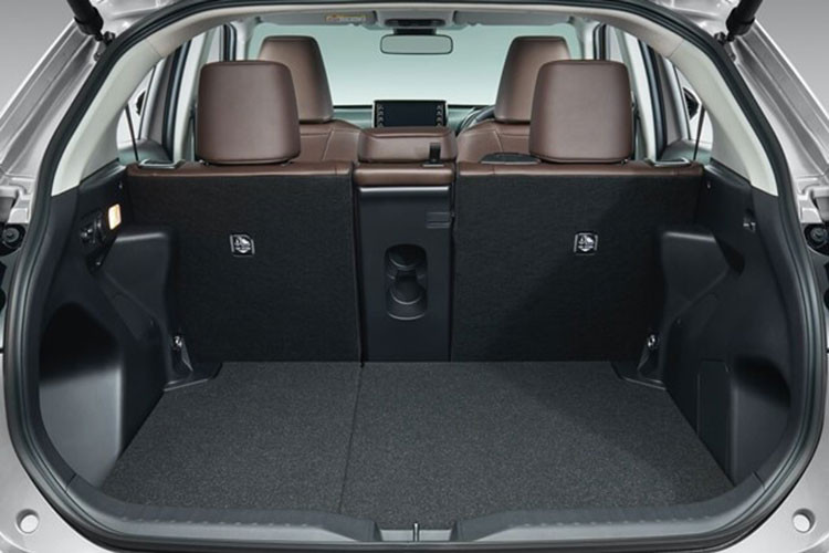 Tuy nhiên, vì kích thước nhỏ nên hàng ghế sau của Toyota Yaris Cross khá chật chội. Trang bị an toàn có thể nói là điểm nhấn của Toyota Yaris Cross khi mẫu xe này có gói công nghệ Toyota Safety Sense. Nhờ đó, xe có những tính năng như cảnh báo tiền va chạm, hỗ trợ quay đầu tại giao lộ, hỗ trợ đánh lái khẩn cấp.