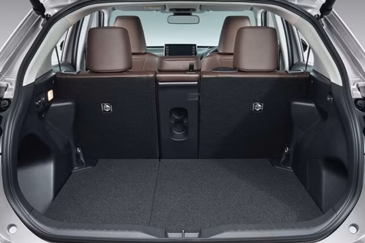 Tuy nhiên, vì kích thước nhỏ nên hàng ghế sau của Toyota Yaris Cross khá chật chội. Trang bị an toàn có thể nói là điểm nhấn của Toyota Yaris Cross khi mẫu xe này có gói công nghệ Toyota Safety Sense. Nhờ đó, xe có những tính năng như cảnh báo tiền va chạm, hỗ trợ quay đầu tại giao lộ, hỗ trợ đánh lái khẩn cấp.