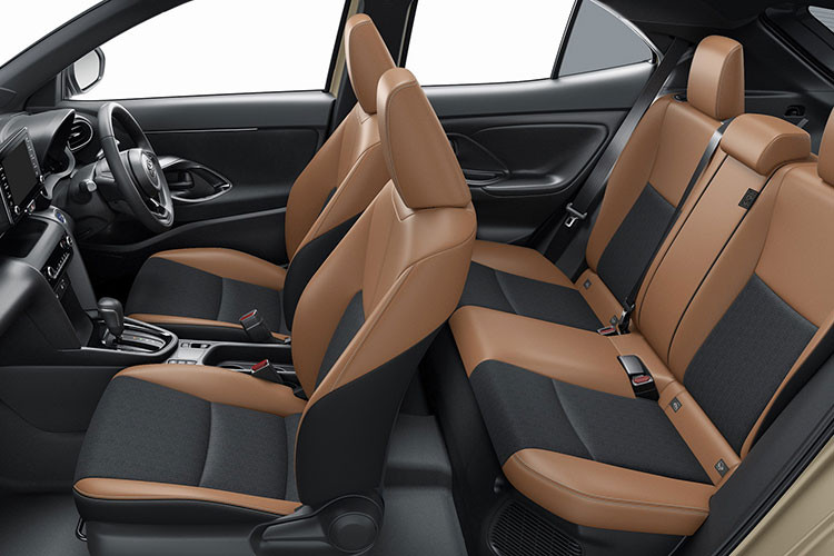 Toyota Yaris Cross cũng đi kèm khởi động nút bấm, điều hòa tự động, gương chiếu hậu chỉnh tay 2 chế độ ngày/đêm, bảng đồng hồ tích hợp màn hình đa thông tin 4,2 inch, màn hình cảm ứng trung tâm 8 inch, hỗ trợ Android Auto/Apple CarPlay, hệ thống âm thanh 6 loa, màn hình hiển thị thông tin kính lái 10,1 inch và ghế sau gập 40:20:40...