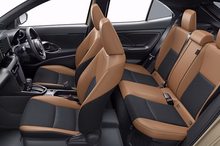 Toyota Yaris Cross cũng đi kèm khởi động nút bấm, điều hòa tự động, gương chiếu hậu chỉnh tay 2 chế độ ngày/đêm, bảng đồng hồ tích hợp màn hình đa thông tin 4,2 inch, màn hình cảm ứng trung tâm 8 inch, hỗ trợ Android Auto/Apple CarPlay, hệ thống âm thanh 6 loa, màn hình hiển thị thông tin kính lái 10,1 inch và ghế sau gập 40:20:40...