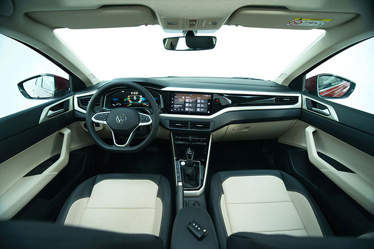 Nội thất của Volkswagen Virtus cũng tạo cảm giác hiện đại hơn các đối thủ cùng phân khúc nhờ ghế bọc da với lỗ thông hơi, ghế lái chỉnh điện 6 hướng, ghế sau điều chỉnh độ nghiêng, gập 60:40 và khoang hành lý rộng rãi, có thể tích 521 lít.