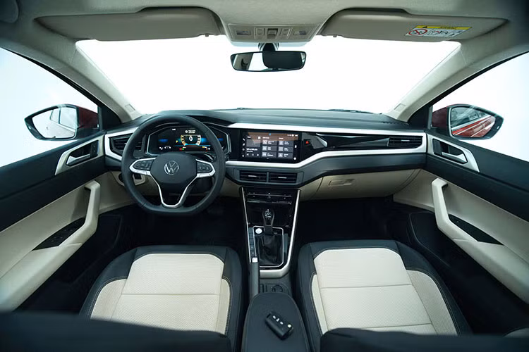 Nội thất của Volkswagen Virtus cũng tạo cảm giác hiện đại hơn các đối thủ cùng phân khúc nhờ ghế bọc da với lỗ thông hơi, ghế lái chỉnh điện 6 hướng, ghế sau điều chỉnh độ nghiêng, gập 60:40 và khoang hành lý rộng rãi, có thể tích 521 lít.