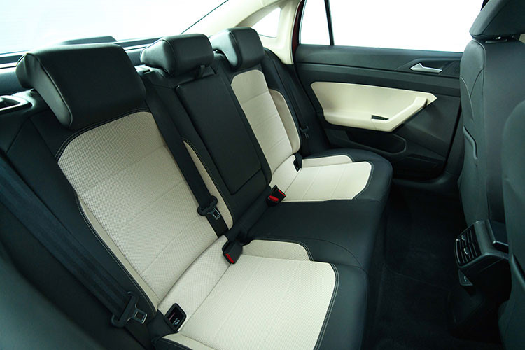 Một số trang bị đáng chú ý khác như hệ thống điều hòa tự động Climatronic điều khiển cảm ứng, hệ thống lọc không khí, sạc điện thoại không dây, cổng USB Type C, cổng sạc 12V và hệ thống âm thanh 8 loa.