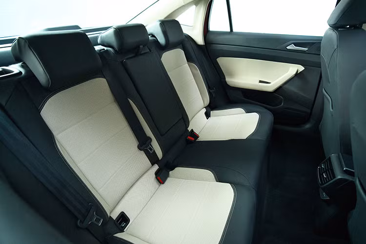 Một số trang bị đáng chú ý khác như hệ thống điều hòa tự động Climatronic điều khiển cảm ứng, hệ thống lọc không khí, sạc điện thoại không dây, cổng USB Type C, cổng sạc 12V và hệ thống âm thanh 8 loa.