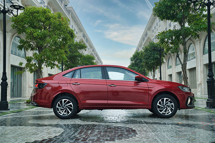 Tuy nhiên, trang bị an toàn của Volkswagen Virtus vẫn dừng ở mức khá cơ bản với 2 túi khí (bản Elegance) hoặc 6 túi khí (bản Luxury), hệ thống cân bằng điện tử ESC, hệ thống kiểm soát hành trình, hệ thống chống trượt khi tăng tốc ASR, hệ thống hỗ trợ trả lái thông minh DSR,...