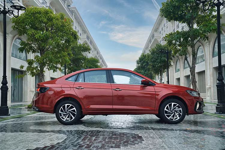 Tuy nhiên, trang bị an toàn của Volkswagen Virtus vẫn dừng ở mức khá cơ bản với 2 túi khí (bản Elegance) hoặc 6 túi khí (bản Luxury), hệ thống cân bằng điện tử ESC, hệ thống kiểm soát hành trình, hệ thống chống trượt khi tăng tốc ASR, hệ thống hỗ trợ trả lái thông minh DSR,...