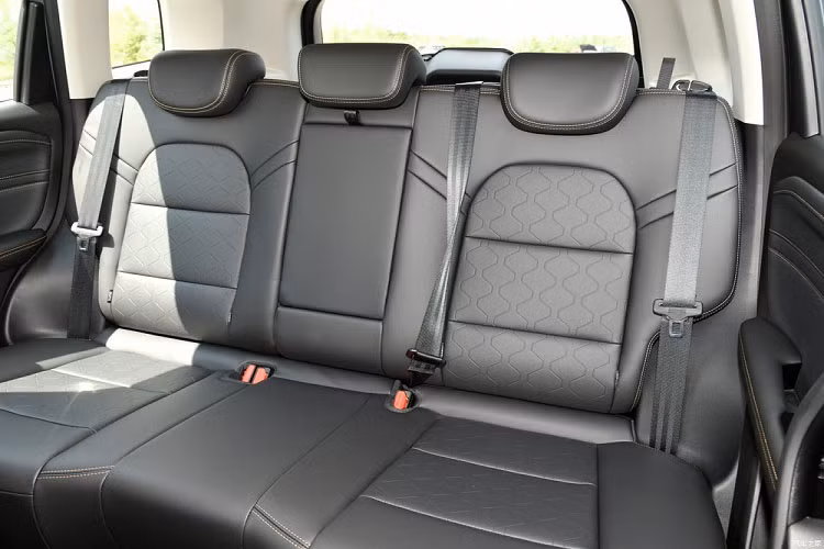 Đặc biệt, Haval Big Dog 2023 còn có màn hình hiển thị thông tin kính lái HUD và công nghệ "nắp ca-pô trong suốt" tương tự SUV hạng sang của thương hiệu Land Rover. Công nghệ này đi kèm camera nằm dưới gầm trước, cho phép người lái quan sát bên dưới nắp ca-pô của xe.