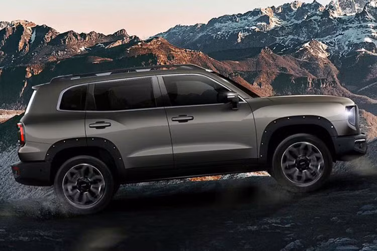 Thiết kế đuôi xe Haval Big Dog bản nâng cấp giữa vòng đời vẫn đầy chất hoang dã, tấm bảo vệ phía dưới màu bạc trông rất hầm hố, đồng thời cụm đèn hậu là một trong những thiết kế mang tính biểu tượng của Haval Dog, khá dễ nhận ra khi được thắp sáng.