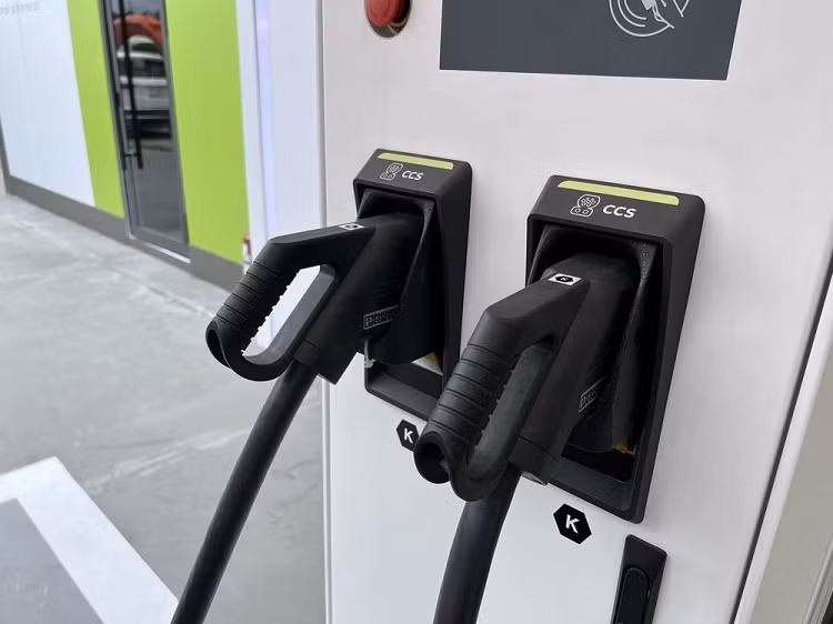 Bo Cong Thuong - Can som hoan thien tieu chuan tram sac xe oto dien