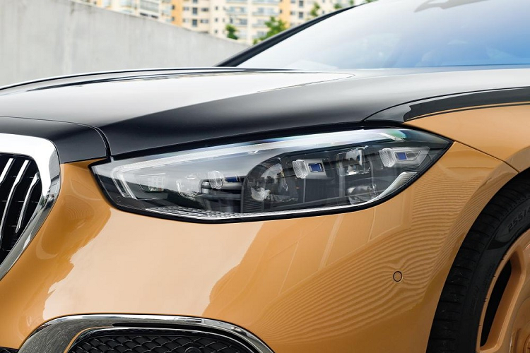 Trong khi đó, những trang bị ngoại thất còn lại của Mercedes-Maybach S680 Virgil Abloh 2023 không khác gì bản tiêu chuẩn. Xe cũng có lưới tản nhiệt cỡ lớn với những nan mạ crôm nằm dọc theo phong cách thác nước... Ngoài ra, xung quanh xe còn có nhiều chi tiết mạ crôm nhằm tạo cảm giác sang trọng.