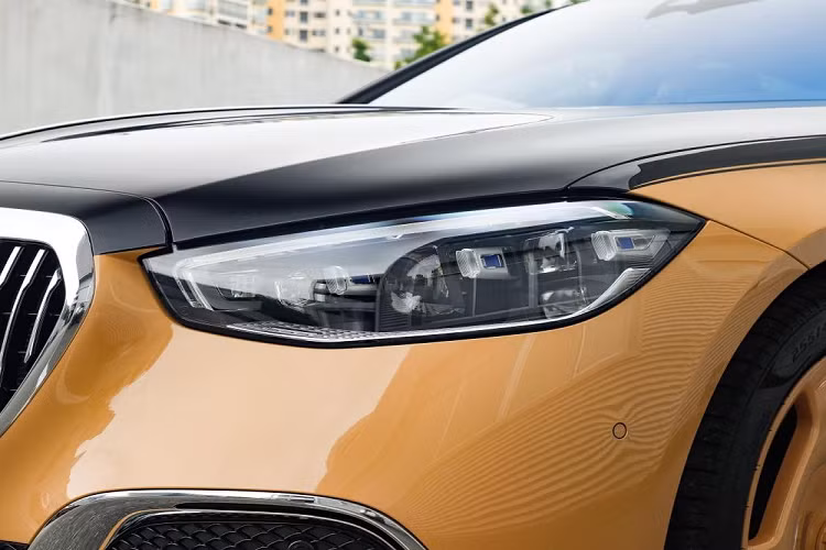 Trong khi đó, những trang bị ngoại thất còn lại của Mercedes-Maybach S680 Virgil Abloh 2023 không khác gì bản tiêu chuẩn. Xe cũng có lưới tản nhiệt cỡ lớn với những nan mạ crôm nằm dọc theo phong cách thác nước... Ngoài ra, xung quanh xe còn có nhiều chi tiết mạ crôm nhằm tạo cảm giác sang trọng.