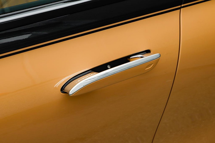 Ngoài ra, xe còn có những chi tiết màu đen bóng như chấu vô lăng, cụm điều khiển trung tâm hay ốp xung quanh nút bấm trên tapi cửa. ... cũng như gối ở tựa đầu ghế đều có logo Maybach, dòng chữ "Virgil Abloh" và dòng số "1 trong 150"