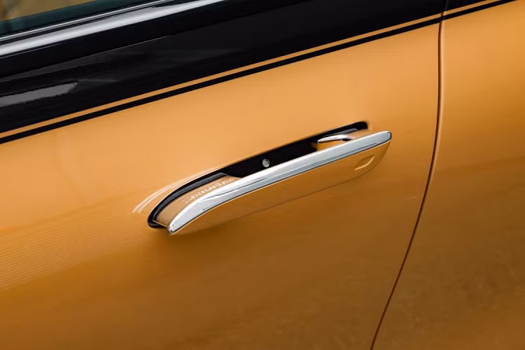 Ngoài ra, xe còn có những chi tiết màu đen bóng như chấu vô lăng, cụm điều khiển trung tâm hay ốp xung quanh nút bấm trên tapi cửa. ... cũng như gối ở tựa đầu ghế đều có logo Maybach, dòng chữ "Virgil Abloh" và dòng số "1 trong 150"