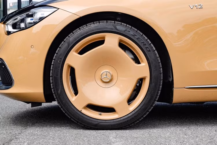 Đúng như tên gọi, phiên bản này được phát triển dựa trên Mercedes-Maybach S680. Sự khác biệt của phiên bản này nằm ở màu sơn ngoại thất phối 2 màu đen - vàng cát Wind Rock Sand, tương tự mẫu xe concept Project Maybach từng ra mắt năm 2021. Trong đó, nửa thân trên và nóc được sơn màu đen Obsidian Black, tương phản với màu sơn vàng cát bên dưới.