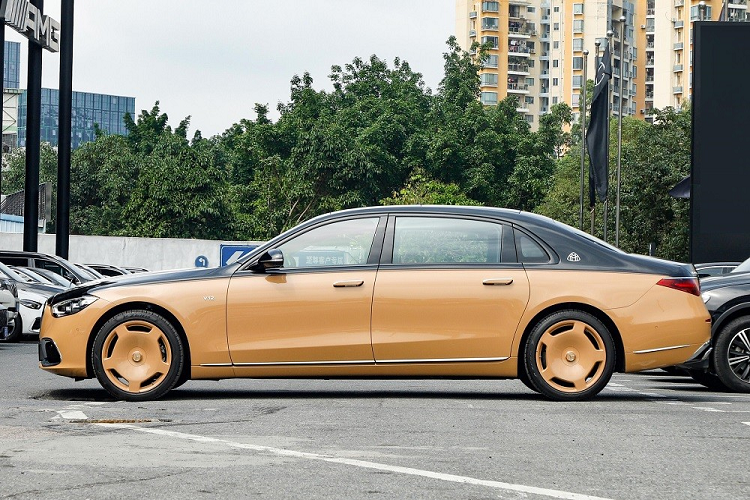 Phiên bản đặc biệt của Mercedes-Maybach S-Class được ra đời nhằm tri ân nhà thiết kế thời trang biểu tượng Virgil Abloh - người đã qua đời vào tháng 11/2021. Theo thương hiệu Đức, đây là "chương cuối cùng" trong hành trình hợp tác giữa Mercedes-Benz và nhà thiết kế quá cố này.