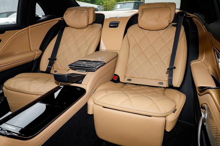 Ở giữa 2 ghế này còn có thêm tủ lạnh nhỏ để làm mát đồ uống.