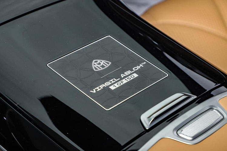 Trong khi đó, ốp bệ cửa được dập dòng chữ "Maybach" và "Virgil Abloh" như dấu hiệu nhận biết cho phiên bản đặc biệt. Bên cạnh đó là những trang bị thường thấy trên dòng xe siêu sang Mercedes-Maybach S680 như bảng đồng hồ kỹ thuật số, hệ thống thông tin giải trí MBUX với màn hình cảm ứng trung tâm 12,8 inch...