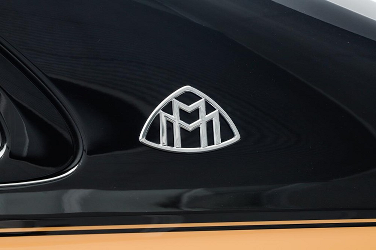 Tương tự ngoại thất, nội thất của Mercedes-Maybach S680 Virgil Abloh 2023 cũng được áp dụng 2 màu đen và nâu vàng. Phần lớn các khu vực nội thất đều được bọc da Nappa màu nâu vàng như mặt táp-lô, tapi cửa, vô lăng, ghế và cụm điều khiển trung tâm.