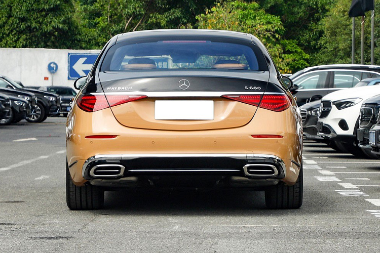 Trong khi đó, trên lưng ghế trước là 2 màn hình giải trí dành cho hành khách phía sau. "Trái tim" của Mercedes-Maybach S680 Virgil Abloh vẫn là động cơ xăng V12, tăng áp kép, dung tích 6.0L như bản thường.
