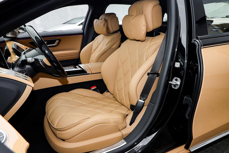 2 ghế cơ trưởng ở hàng ghế sau, tách riêng bằng cụm điều khiển trung tâm. Bên trong vách ngăn ở giữa 2 ghế sau còn có thêm bàn gấp để hành khách làm việc trên đường đi.