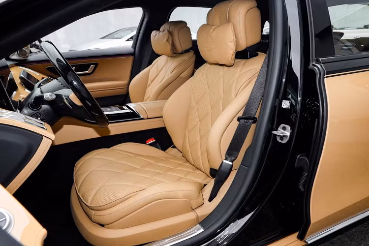 2 ghế cơ trưởng ở hàng ghế sau, tách riêng bằng cụm điều khiển trung tâm. Bên trong vách ngăn ở giữa 2 ghế sau còn có thêm bàn gấp để hành khách làm việc trên đường đi.