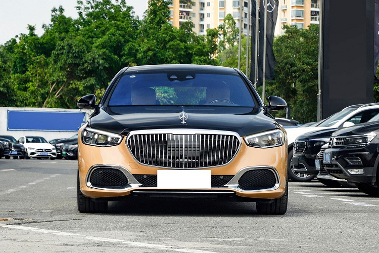 Điểm nhấn tiếp theo của Mercedes-Maybach S680 Virgil Abloh 2023 là bộ vành dạng đĩa monoblock cũng được sơn màu vàng cát tương tự thân xe. Bộ vành này khiến xe trông thể thao hơn so với Mercedes-Maybach S680 tiêu chuẩn.