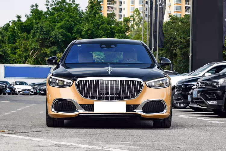 Điểm nhấn tiếp theo của Mercedes-Maybach S680 Virgil Abloh 2023 là bộ vành dạng đĩa monoblock cũng được sơn màu vàng cát tương tự thân xe. Bộ vành này khiến xe trông thể thao hơn so với Mercedes-Maybach S680 tiêu chuẩn.