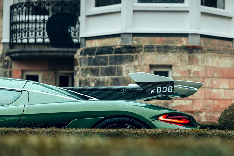 Đúng như tên gọi, hộp số ly hợp kép 9 cấp này cho phép xe chuyển cấp số với tốc độ cực nhanh, gần như bằng tốc độ ánh sáng. Nhờ vậy, Jesko mang lại trải nghiệm lái xe thể thao cực kỳ phấn khích và khả năng kiểm soát vòng tua động cơ liền mạch, mượt mà bậc nhất hiện nay.