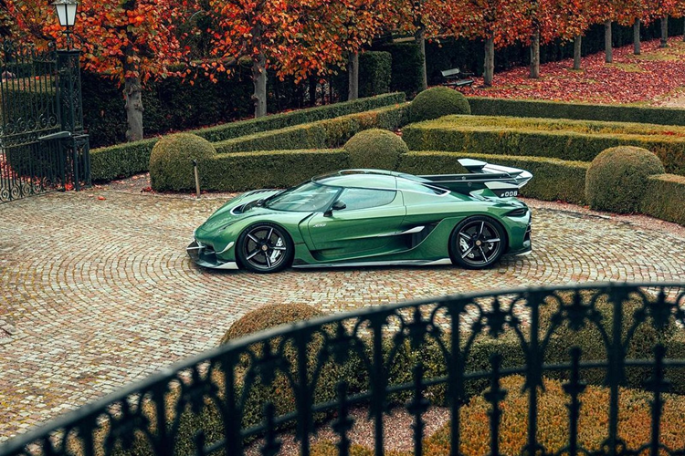 Chiếc Koenigsegg Jesko Plus đầu tiên trên thế giới mang trên mình lớp sơn xanh lá ngọc trai rất nổi bật, tương phản là một số bề mặt sợi carbon thuần khiết cùng một số miếng ốp trắng Crystal White đi kèm. Mâm sợi carbon, cánh gió sợi carbon và số hiệu 006 (xe Jesko thứ 6 trên thị trường trong tổng 125 xe dự kiến sản xuất) là một số điểm đặc biệt khác bên ngoài xe.