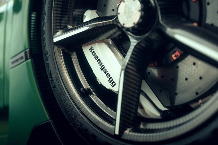 Động cơ V8 5.0L tăng áp kép chạy xăng E85 có khả năng sản sinh lượng công suất lên đến 1.578 mã lực. Những xe Jesko trước đây nếu dùng động cơ và nhiên liệu thường chỉ đạt được tối đa 1.280 mã lực. Hộp số Light Speed Transmission – thành phần độc nhất vô nhị trong thế giới siêu xe hypercar – truyền toàn bộ năng lượng động cơ sinh ra tới trục sau. 