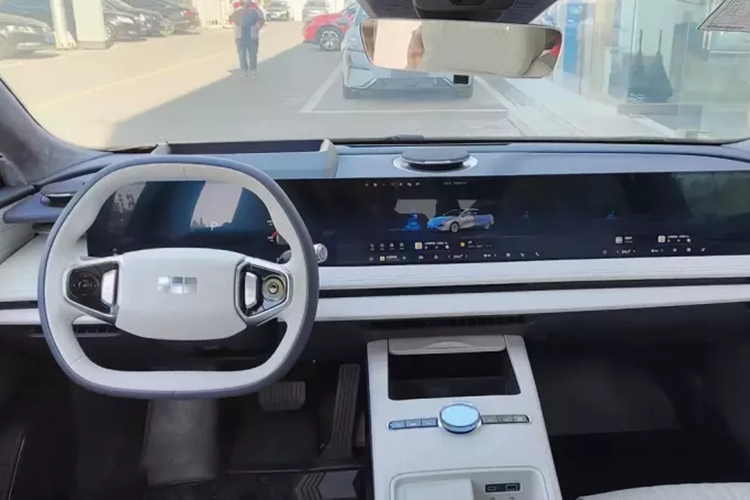 Nhìn từ bên hông, dáng xe Geely Galaxy E8 gần giống một chiếc coupe, với đường mui rất mượt mà. Đồng thời, nhờ thân xe được sắp xếp hợp lý, lưới tản nhiệt hút gió chủ động AGS bên ngoài, bánh xe khí động học đóng kín cản gió thấp và 25 thiết kế cản gió thấp khác trên toàn bộ xe nên hệ số cản gió của Geely Galaxy E8 chỉ là 0,199Cd .