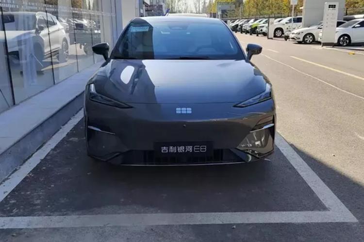 Chiếc xe sedan điện Geely Galaxy E8 sử dụng lưới tản nhiệt Ripples of Light Rhythm. Theo các quan chức, đây là mặt trước phát sáng tích hợp được sản xuất hàng loạt đầu tiên trên thế giới, với ma trận phát sáng bao gồm 158 cửa sổ.