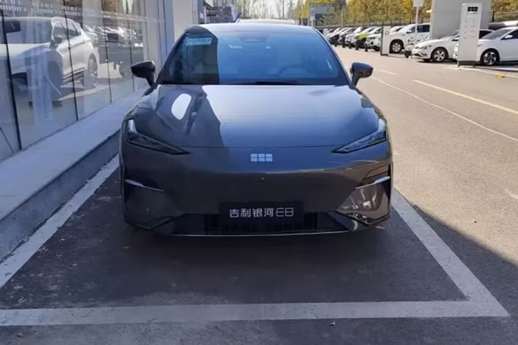 Chiếc xe sedan điện Geely Galaxy E8 sử dụng lưới tản nhiệt Ripples of Light Rhythm. Theo các quan chức, đây là mặt trước phát sáng tích hợp được sản xuất hàng loạt đầu tiên trên thế giới, với ma trận phát sáng bao gồm 158 cửa sổ.