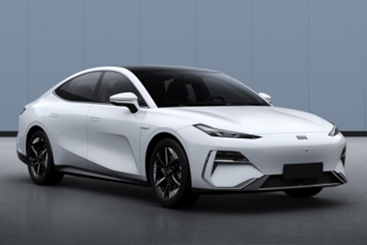 Ngoài ra, ở chế độ P còn hỗ trợ kết nối trực tiếp điện thoại di động hoặc bộ điều khiển để chơi game. Ngoài ra, Geely Galaxy E8 còn được trang bị vô lăng nửa chấu, khu vực điều khiển dưới bảng điều khiển trung tâm tích hợp các nút bấm và các kiểu dáng khác đang là dạng thiết kế phổ biến hiện nay.