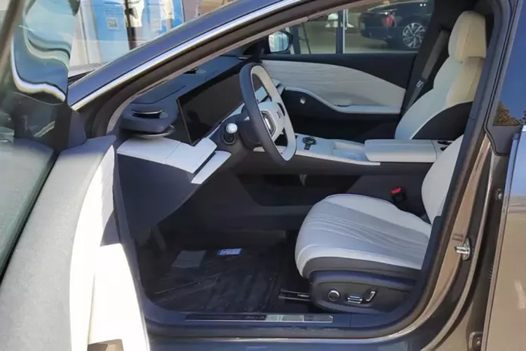 Ở phía sau, chiếc xe áp dụng phong cách thiết kế tổng thể tương đối đơn giản, cụm đèn hậu dạng xuyên thấu có các đường hốc sáng phong phú nên tạo hiệu ứng thị giác tốt. Đồng thời, thiết kế khuếch tán phóng đại ở phía sau giúp tăng thêm bầu không khí thể thao.