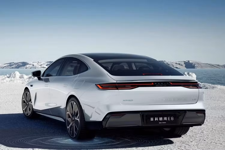 Về sức mạnh, theo thông tin khai báo, Geely Galaxy E8 chạy hoàn toàn bằng điện và được trang bị hệ dẫn động 4 bánh với 4 bánh động cơ kép, công suất tối đa của động cơ phía trước là 165kW và công suất tối đa của động cơ phía sau là 310kW. Dự kiến, giá xe Geely Galaxy E8 bán ra sẽ từ dưới 200.000 nhân dân tệ (tương đương 651 triệu đồng).