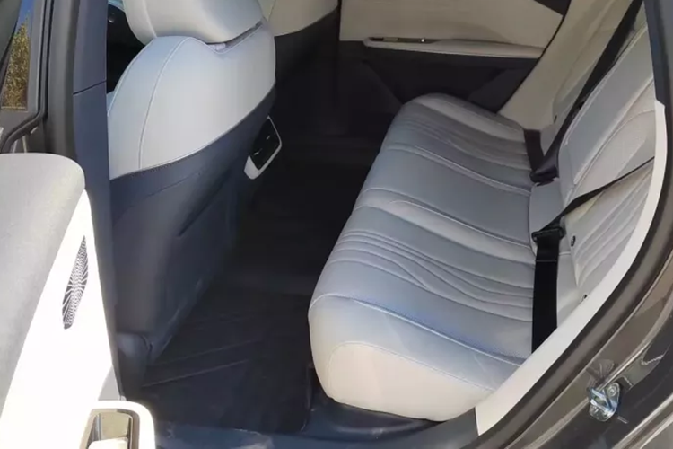 Chiều dài, chiều rộng và chiều cao của xe mới lần lượt là 5010/1920/1465mm, chiều dài cơ sở là 2925mm. Về nội thất, xe mới sẽ được trang bị màn hình 45 inch 8K, trước đó giới chức cho biết diện tích hiển thị hiệu dụng của màn hình này đạt 1130mm*138mm, viền đen 8mm, tràn viền toàn thân. tỷ lệ 98% và độ dày 9,8mm.