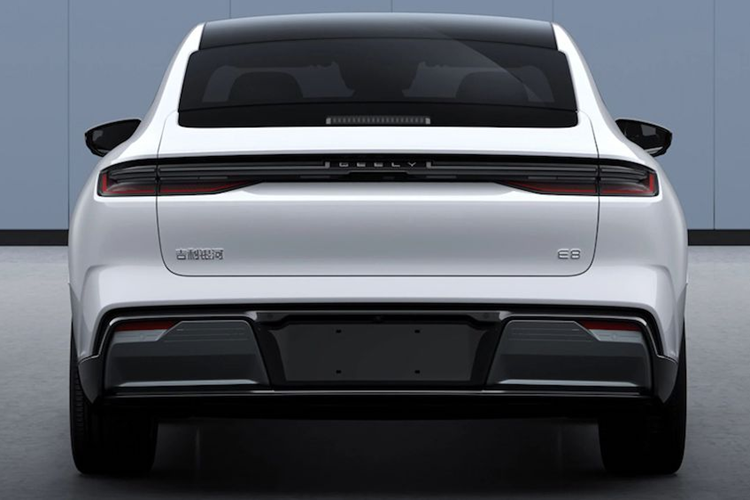 Chưa hết, Geely Galaxy E8 cũng sẽ được trang bị chip buồng lái hàng đầu Qualcomm Snapdragon 8295 thế hệ mới và hệ thống máy-ô tô mới, sử dụng tiến trình 5nm, sức mạnh tính toán AI đạt 30TOPS, so với 8155 (7nm) ) GPU, hiệu suất tổng thể được cải thiện gấp 2 lần và Hiệu suất kết xuất 3D tăng gấp 3 lần.