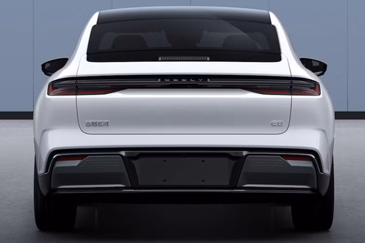 Chưa hết, Geely Galaxy E8 cũng sẽ được trang bị chip buồng lái hàng đầu Qualcomm Snapdragon 8295 thế hệ mới và hệ thống máy-ô tô mới, sử dụng tiến trình 5nm, sức mạnh tính toán AI đạt 30TOPS, so với 8155 (7nm) ) GPU, hiệu suất tổng thể được cải thiện gấp 2 lần và Hiệu suất kết xuất 3D tăng gấp 3 lần.