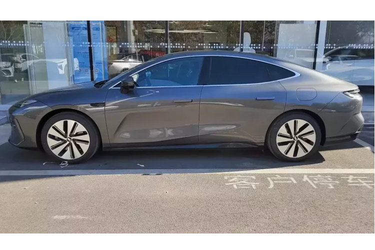 Nó được trang bị công nghệ phát sáng khắc laser siêu nhỏ đã được cấp bằng sáng chế, có thể tạo ra các hiệu ứng phát sáng phong phú như chào đón khách và chia tay, nước chảy trái phải, hay nhảy lên xuống như chương trình ca nhạc... Đồng thời, logo phát sáng nhịp nhàng gồm 6 ô vuông còn có chức năng chào mừng và chia tay.