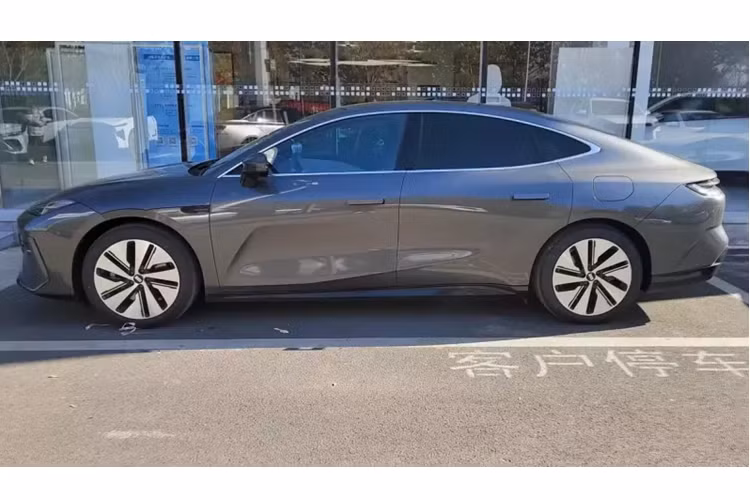 Nó được trang bị công nghệ phát sáng khắc laser siêu nhỏ đã được cấp bằng sáng chế, có thể tạo ra các hiệu ứng phát sáng phong phú như chào đón khách và chia tay, nước chảy trái phải, hay nhảy lên xuống như chương trình ca nhạc... Đồng thời, logo phát sáng nhịp nhàng gồm 6 ô vuông còn có chức năng chào mừng và chia tay.